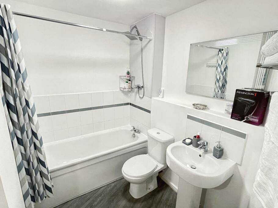 Cityfront Modern Apt Near City Centre/Etihad, Free Parking مانشستر المظهر الخارجي الصورة