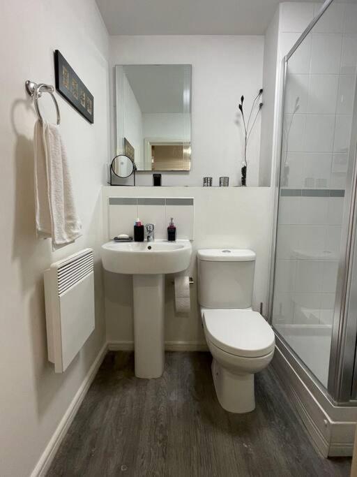 Cityfront Modern Apt Near City Centre/Etihad, Free Parking مانشستر المظهر الخارجي الصورة