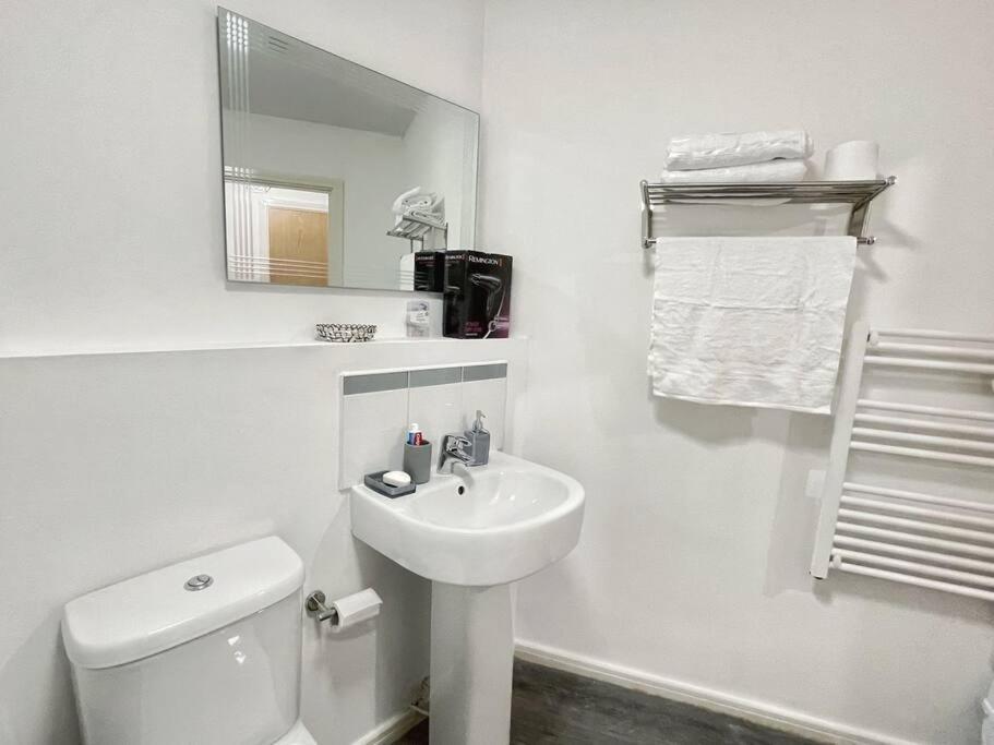 Cityfront Modern Apt Near City Centre/Etihad, Free Parking مانشستر المظهر الخارجي الصورة